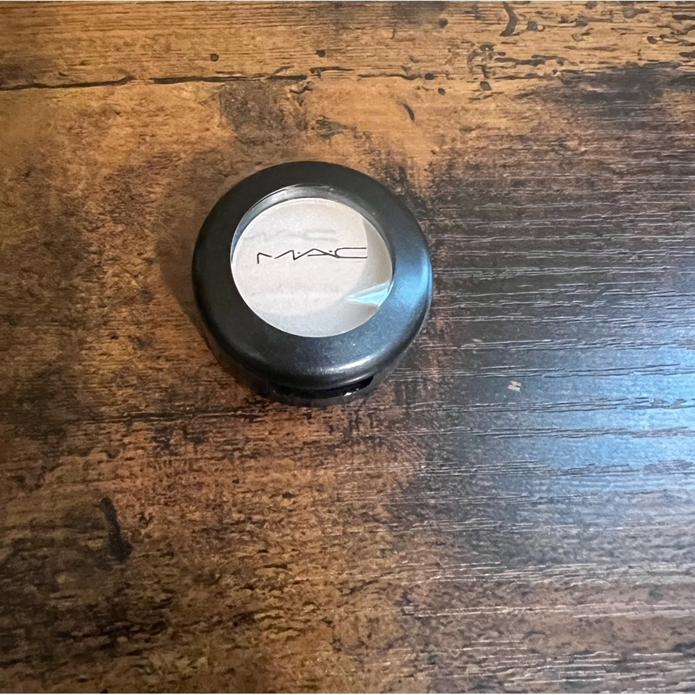 New w/o box Mac eyeshadow color Shroom.